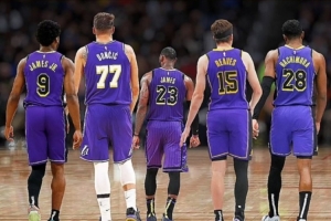 角色大转变！美媒晒照：昔日雏鹰已展翅翱翔 詹姆斯欣然退居幕后